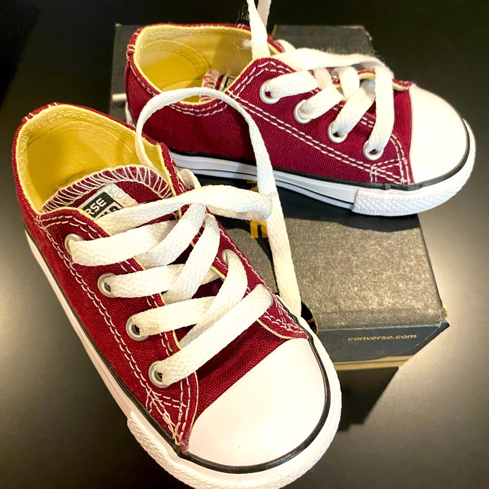 Burgundy converse Allstar